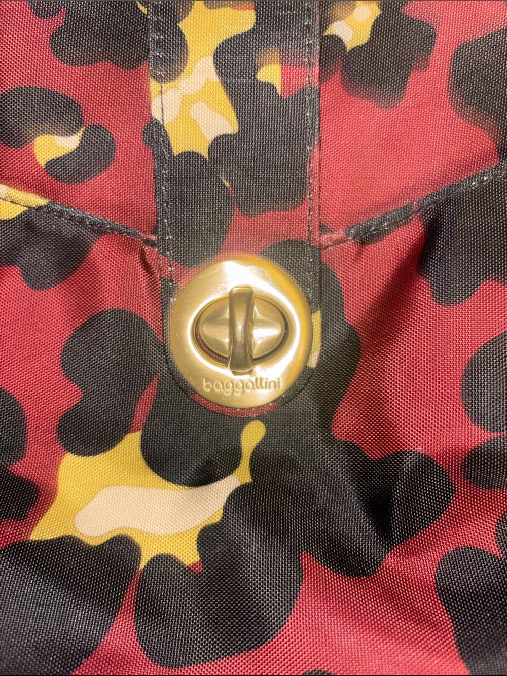 BAGGALLINI BRAND NYLON BAG MAROON BLACK TAN CAMOUFLAGE PATTERN GOLD HARDWARE - Picture 3 of 15